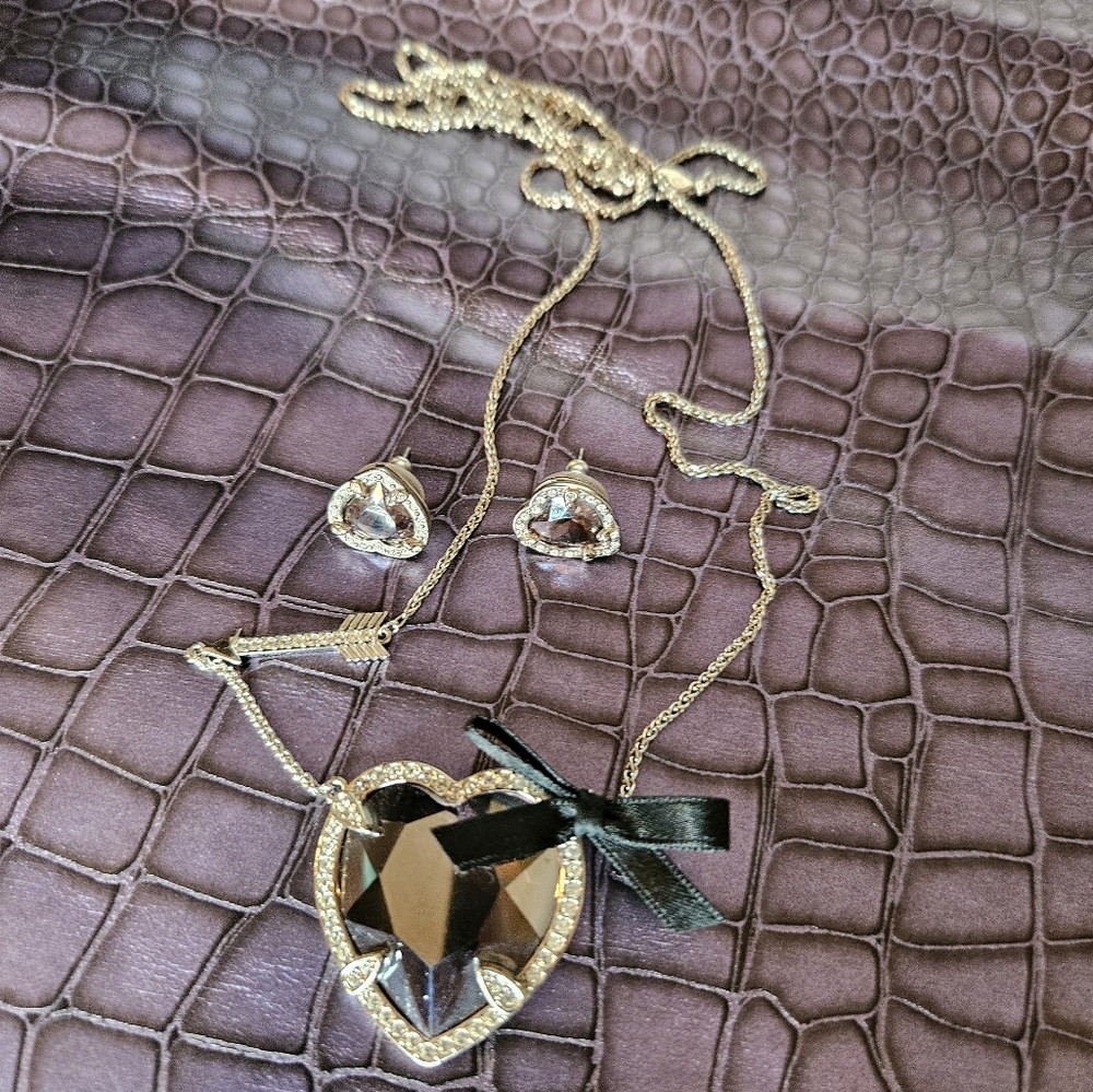 SWAROVSKI SET NECKLACE AND EARINGS NO BOX NEVER WORN